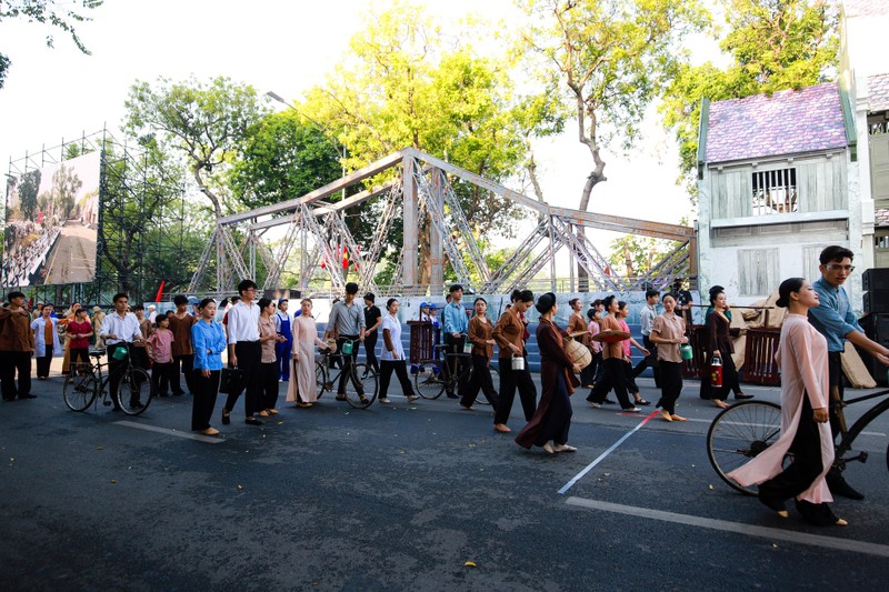 Xuc dong hinh anh tai hien doan quan tien ve Ha Noi nam 1954-Hinh-10