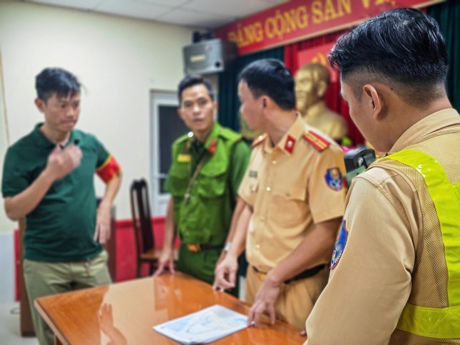 CSGT phoi hop luc luong hoa trang xu ly 'quai xe' o Ha Noi-Hinh-3