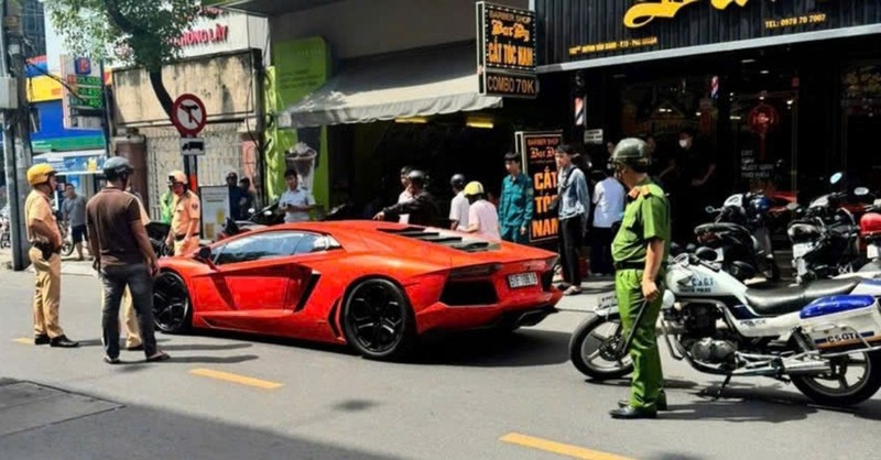 Danh tinh cu ong lai Lamborghini dung bat thuong giua duong o TPHCM