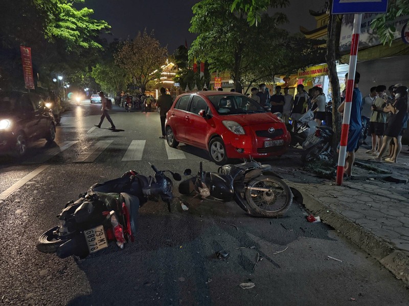 Hien truong vu tai nan lien hoan tren pho Ha Noi-Hinh-2