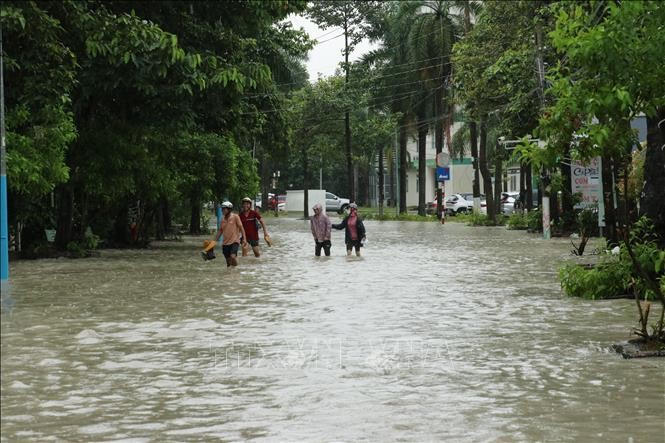 Mưa dông lớn bất ngờ, nhiều công trình ở Bình Dương bị hư hỏng Mua dong lon bat ngo, nhieu cong trinh o Binh Duong bi hu hong