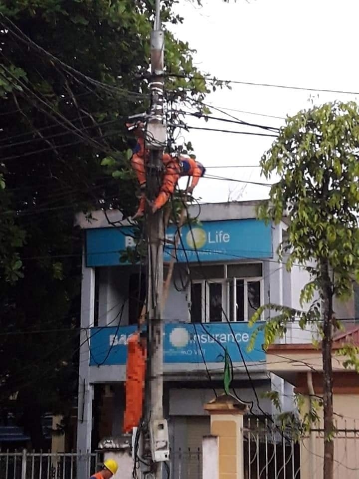 Hoa Binh: Cong nhan dien luc tu vong khi dang khac phuc su co