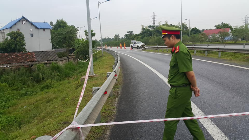 Xem canh thuc nghiem hien truong vu xe Innova di lui tren cao toc-Hinh-2