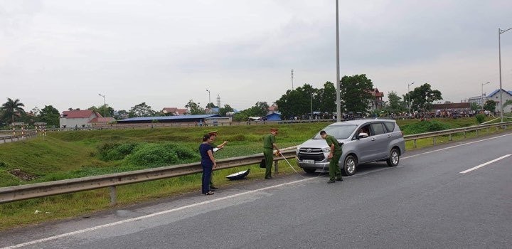 Xem canh thuc nghiem hien truong vu xe Innova di lui tren cao toc