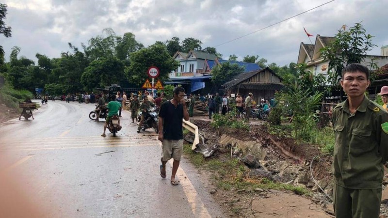 Dang nam ngu, 2 vo chong bi xe tai dam vao nha tu vong