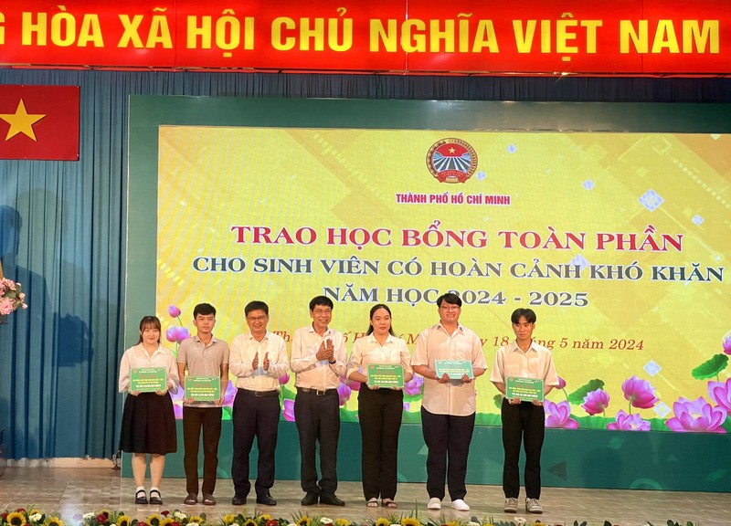 Hoi Nong dan TP HCM trao hoc bong toan phan cho sinh vien ngheo-Hinh-2