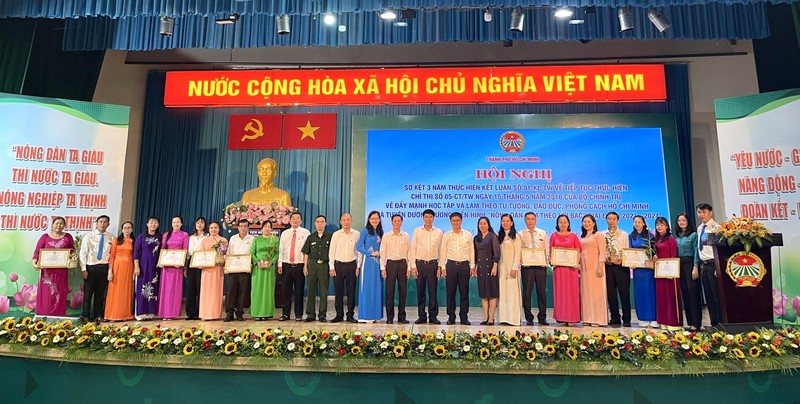 Hoi Nong dan TP HCM trao hoc bong toan phan cho sinh vien ngheo-Hinh-3