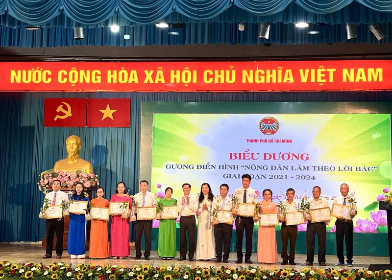Hoi Nong dan TP HCM trao hoc bong toan phan cho sinh vien ngheo