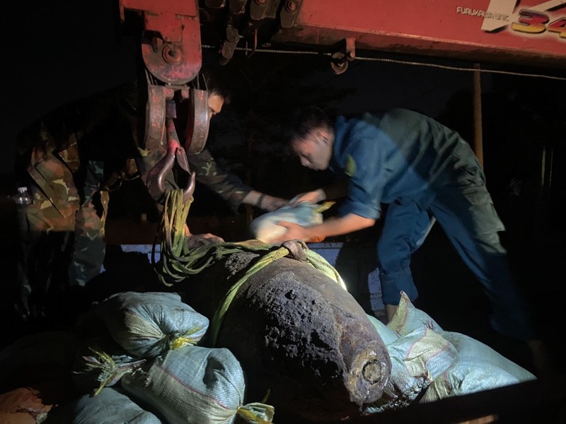 TP HCM phat hien qua bom nang 350kg trong luc san lap nen-Hinh-5
