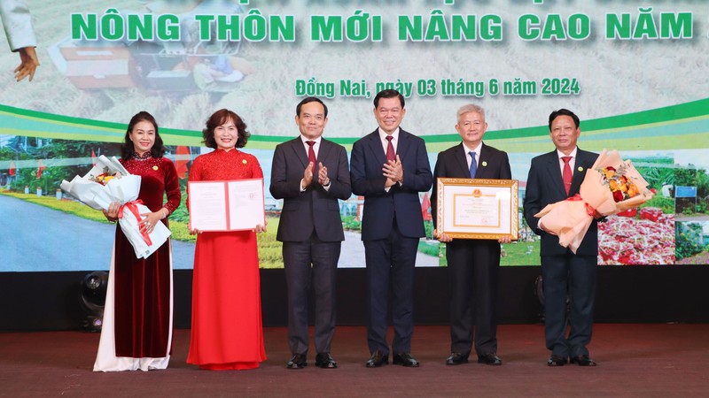 Dong Nai: Pho Thu tuong trao danh hieu nong thon moi nang cao