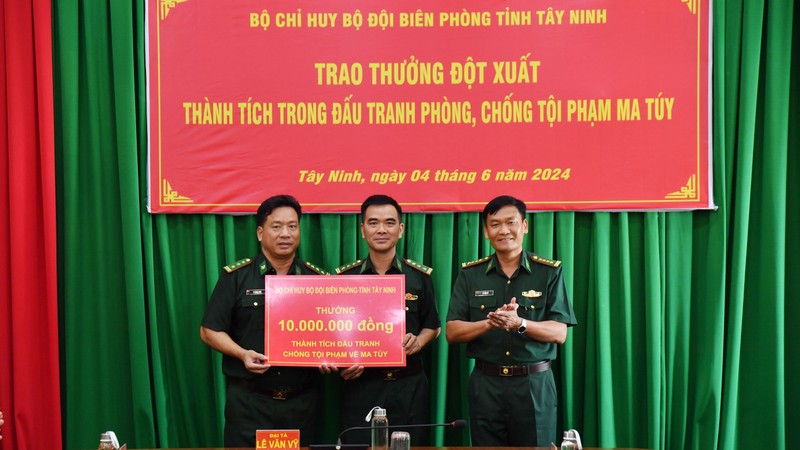 Tay Ninh: Bat thanh nien van chuyen 260 goi ma tuy vao Viet Nam-Hinh-2