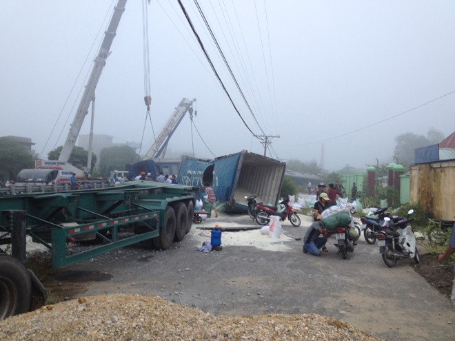 Hien truong vu tai nan giao thong  tau hoa dam container-Hinh-2