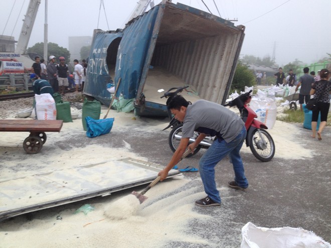 Hien truong vu tai nan giao thong  tau hoa dam container-Hinh-3