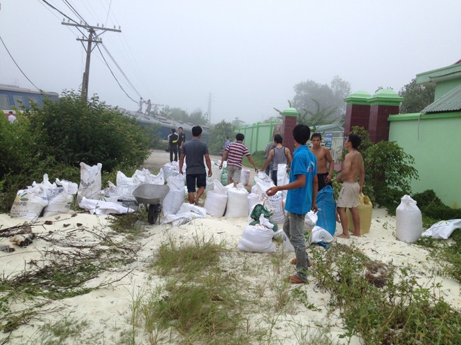 Hien truong vu tai nan giao thong  tau hoa dam container-Hinh-4