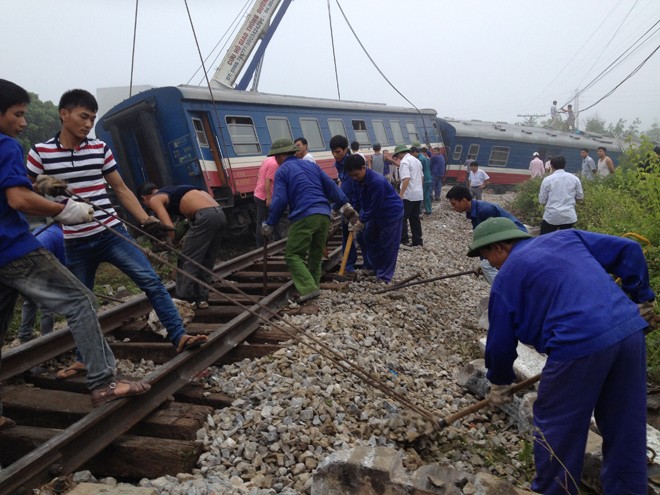 Hien truong vu tai nan giao thong  tau hoa dam container-Hinh-5