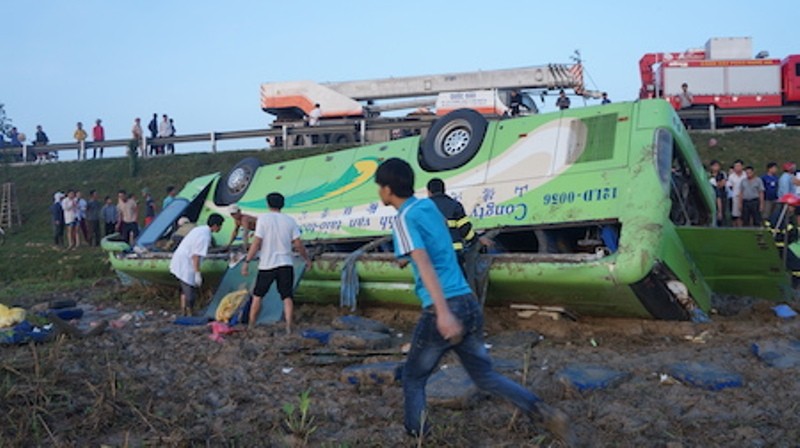 Xe khach lat xuong ruong tam giu hinh su tai xe ngu gat