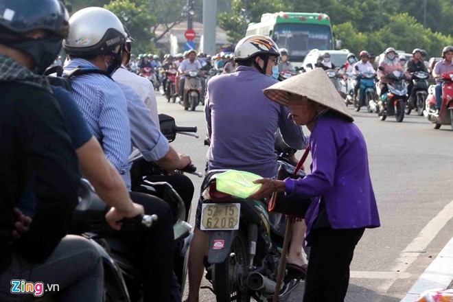 tre em, nguoi gia bi chan dat an xin o sai gon hinh anh 13