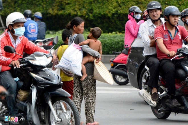 tre em, nguoi gia bi chan dat an xin o sai gon hinh anh 5