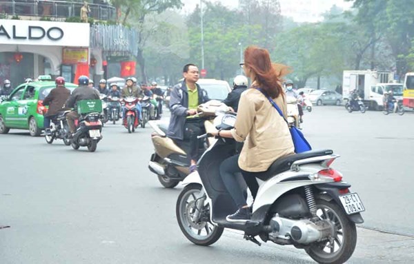 Xem dan Ha Noi vi pham giao thong ngay can Tet 2015-Hinh-6