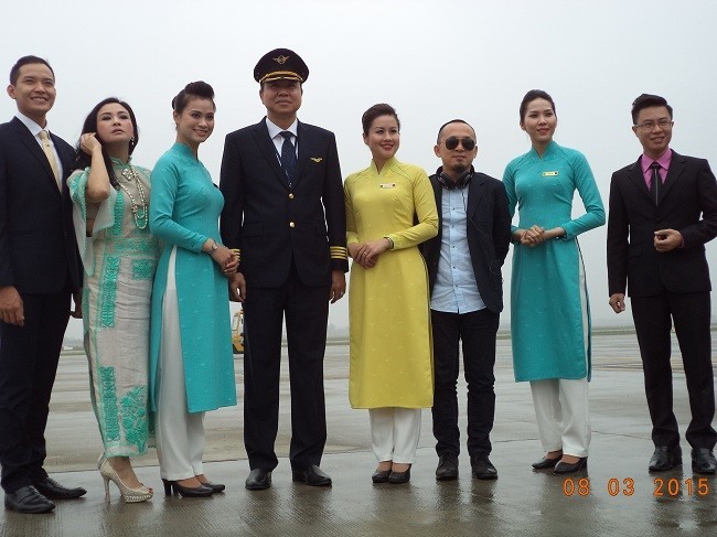 Dong phuc moi cua Vietnam Airlines tiep tuc gay tranh cai-Hinh-3