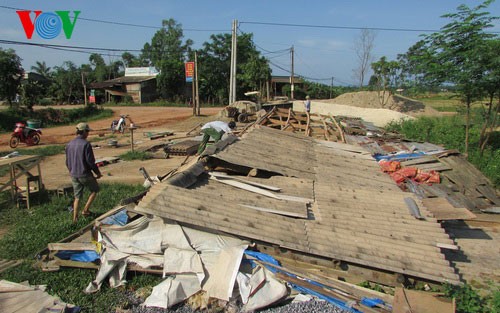 Loc xoay cuon phang tram mai nha, tan pha nhieu noi Quang Tri-Hinh-4