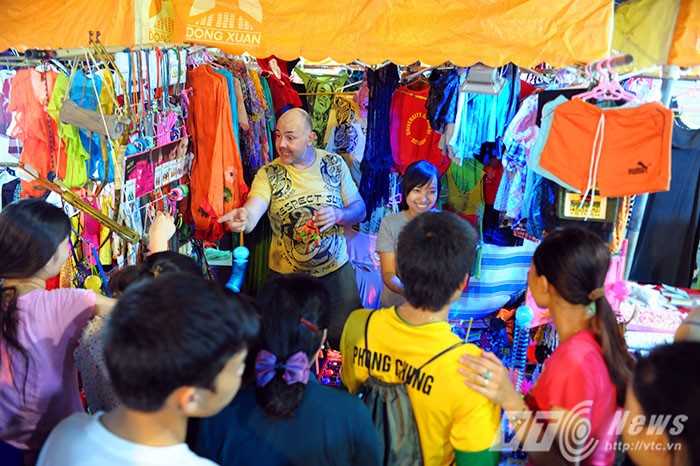 Ong Tay ban hang rong Ha Noi vi... con gai VN xinh-Hinh-12