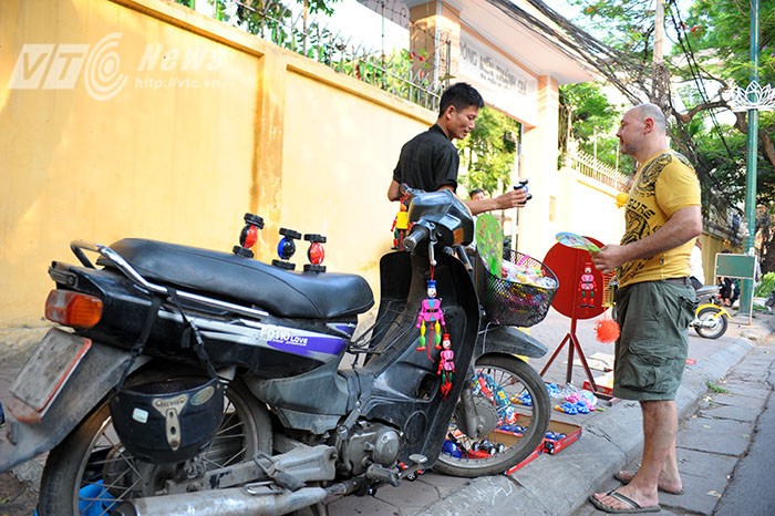 Ong Tay ban hang rong Ha Noi vi... con gai VN xinh-Hinh-6