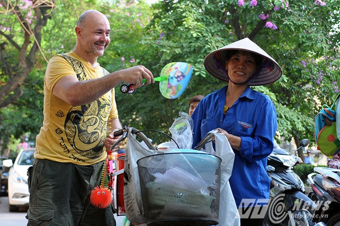 Ong Tay ban hang rong Ha Noi vi... con gai VN xinh-Hinh-8