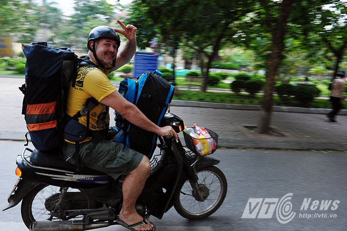 Ong Tay ban hang rong Ha Noi vi... con gai VN xinh-Hinh-9