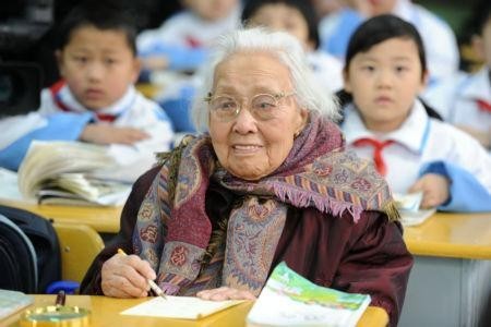 Nhung cu ong cu ba gan 100 tuoi van cap sach toi truong