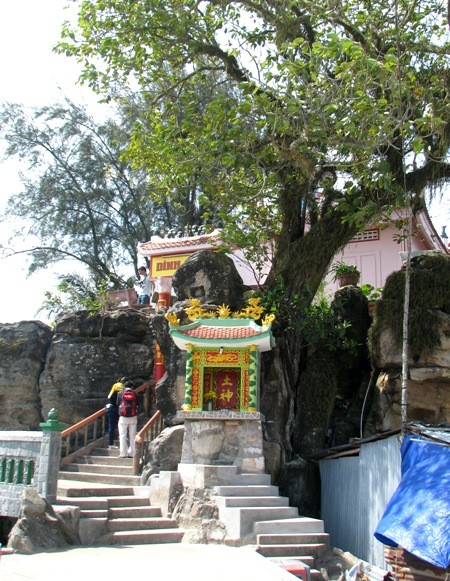 Ngoi mieu thieng cheo leo tren ghenh da giua Dao Ngoc-Hinh-4