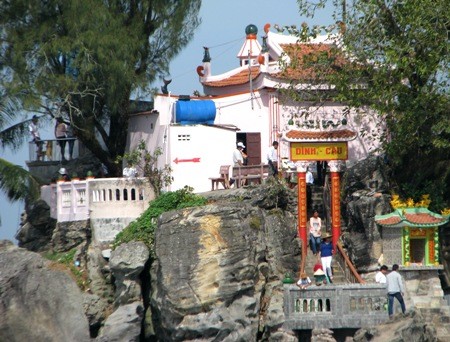 Ngoi mieu thieng cheo leo tren ghenh da giua Dao Ngoc-Hinh-5