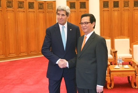 Nhin lai nhung chuyen tham VN cua ngoai truong My John Kerry-Hinh-10