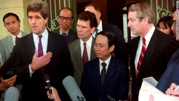 Nhin lai nhung chuyen tham VN cua ngoai truong My John Kerry-Hinh-6