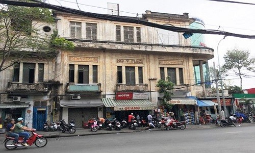 Nguoi vo thuo ngheo kho phia sau ty phu o to o Sai Gon