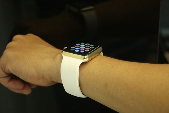 La Kieu Anh khoe dang ben sieu pham Apple watch ma vang