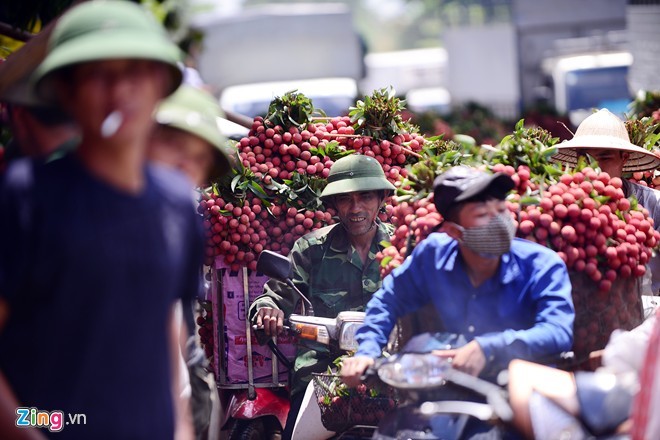 Cảnh ùn tác, chen chúc ỏ cho vai thieu lon nhat Viet Nam-Hinh-3