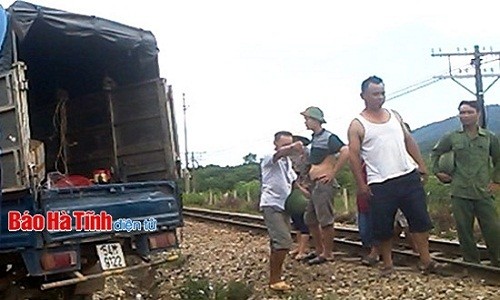 Xe tai bi tau hoa dam vang xa ca chuc met