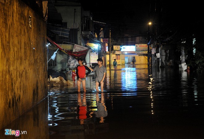 Canh duong Sai Gon thanh song, dan boi phao bat ca giua dem