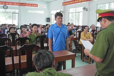 Chong doi CSGT, 5 thanh nien nem trai dang