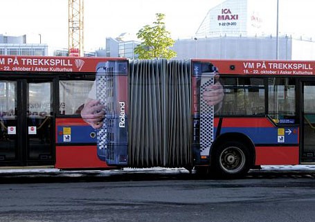 Ngo ngang loat bien quang cao qua doc tren xe bus-Hinh-5