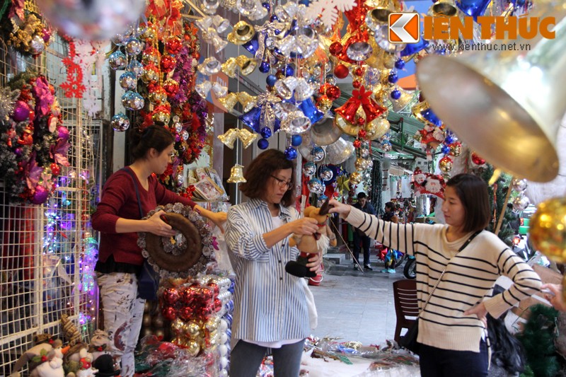 Tieu thuong Ha Noi tat bat bung hang Giang sinh-Hinh-3