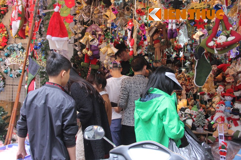 Tieu thuong Ha Noi tat bat bung hang Giang sinh