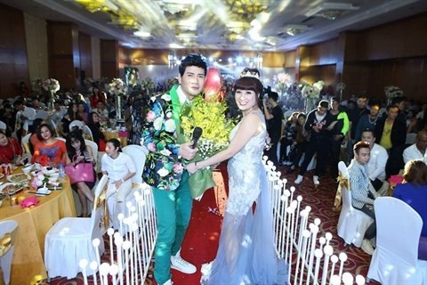 Dai gia choi ngong chi nui tien cho showbiz Viet-Hinh-2