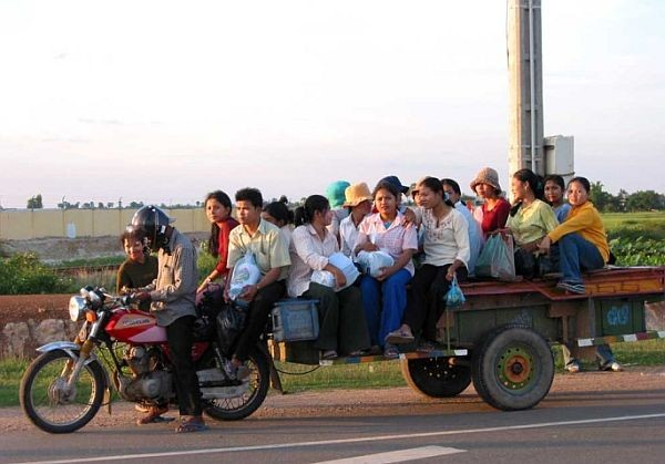 Muon kieu tham gia giao thong “bat chap tat ca” cua chi em-Hinh-8