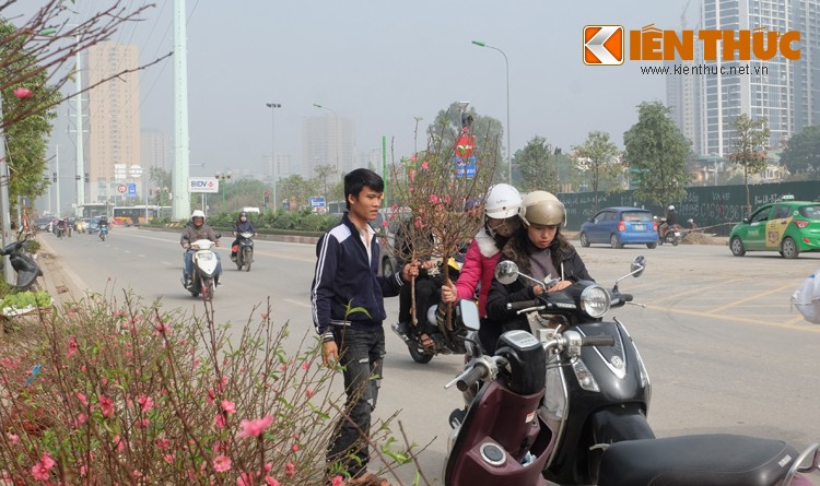 Anh: Tet ve tren nhung xe cho dao rong tren pho Ha Noi-Hinh-10