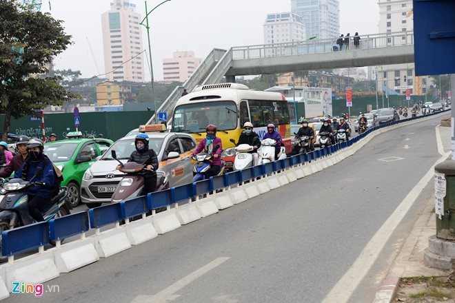 Anh: Oto, xe may phong vun vut trong lan buyt nhanh du duong vang-Hinh-2