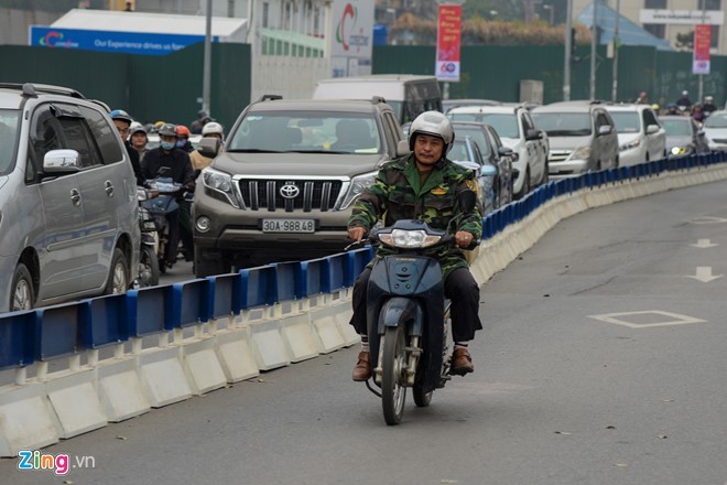 Anh: Oto, xe may phong vun vut trong lan buyt nhanh du duong vang-Hinh-5