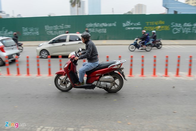 Anh: Oto, xe may phong vun vut trong lan buyt nhanh du duong vang-Hinh-6