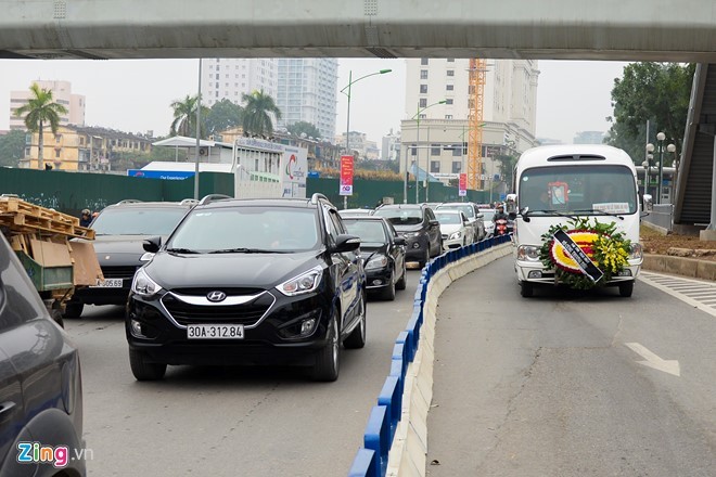 Anh: Oto, xe may phong vun vut trong lan buyt nhanh du duong vang-Hinh-8